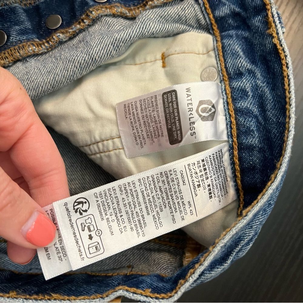 ✨ Levi’s Women’s 501 Distressed Shorts 27 - Picture 7 of 12